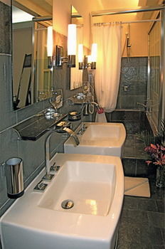 Gaia Hotel & Reserve