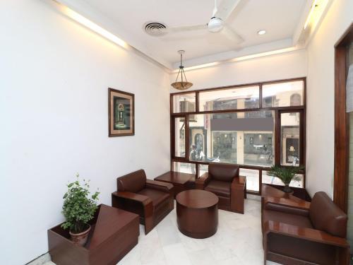 Oyo 14837 Hotel Uberoi Anand