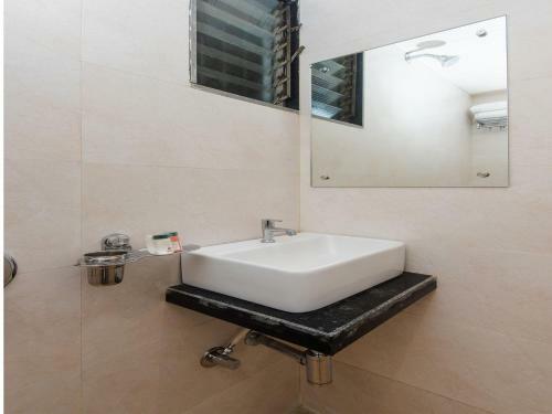 Oyo 12257 Hotel Sai Suites