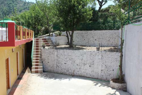Hostal The Dhanolti Groove Garden