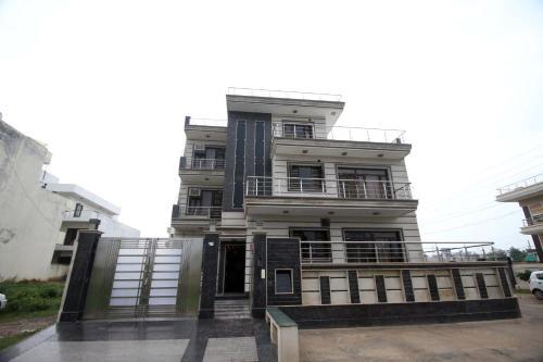 Divine Residency By Royal Collection Hotels
