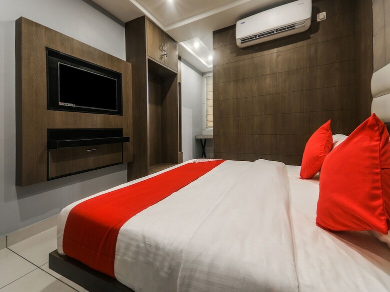 Hotel Oyo 17016 Galaxy Inn