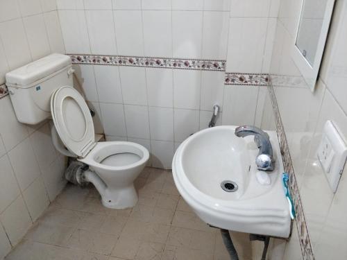 Hotel Emperial Stay Near Fancy Bazar
