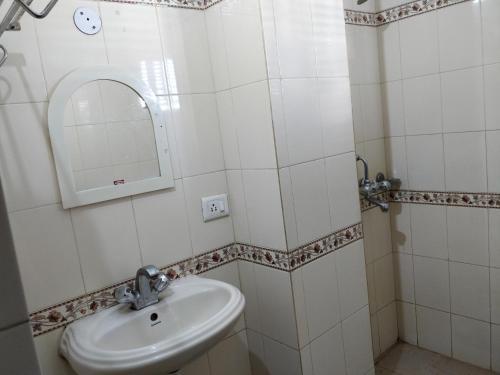 Hotel Emperial Stay Near Fancy Bazar