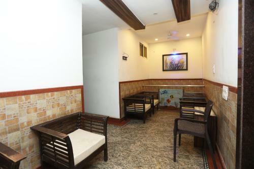 Oyo 12682 Hotel Relax Inn