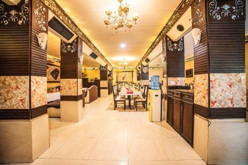 Fabhotel Santoor Tukoganj