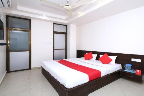 Oyo 14165 Hotel Blue Diamond