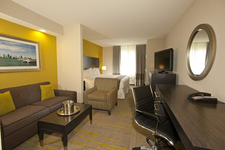 Hotel Comfort Suites Miami Airport North