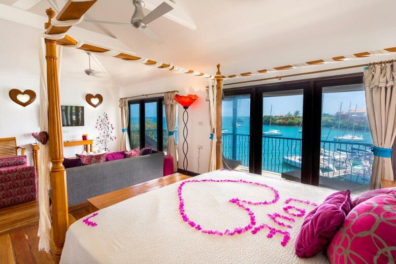 Hotel True Blue Bay Resort
