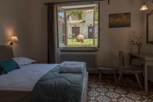 Hostal Paradosiako Saratsi - Traditional Guest House