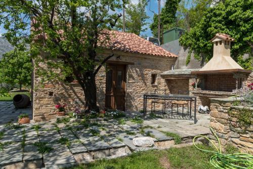 Hostal Paradosiako Saratsi - Traditional Guest House