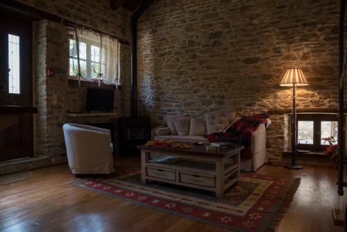 Hostal Paradosiako Saratsi - Traditional Guest House