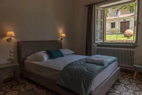 Hostal Paradosiako Saratsi - Traditional Guest House