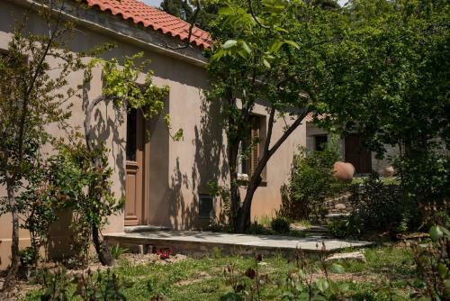Hostal Paradosiako Saratsi - Traditional Guest House