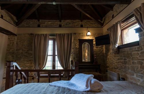 Hostal Paradosiako Saratsi - Traditional Guest House