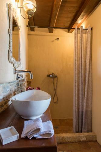 Hostal Paradosiako Saratsi - Traditional Guest House