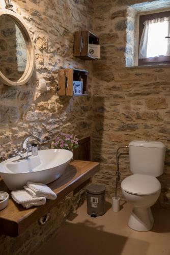 Hostal Paradosiako Saratsi - Traditional Guest House