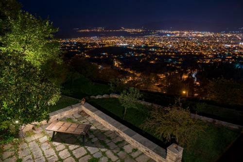 Hostal Paradosiako Saratsi - Traditional Guest House