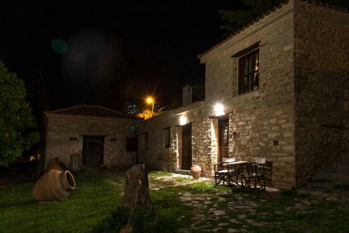 Hostal Paradosiako Saratsi - Traditional Guest House
