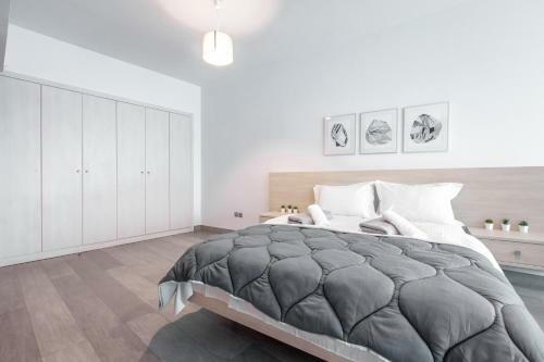 Cosmopolitan Sea View Apartment