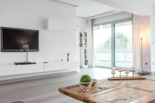 Cosmopolitan Sea View Apartment
