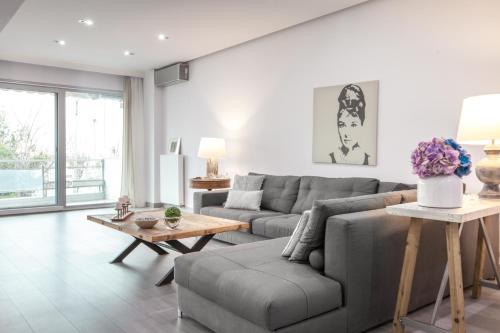 Cosmopolitan Sea View Apartment