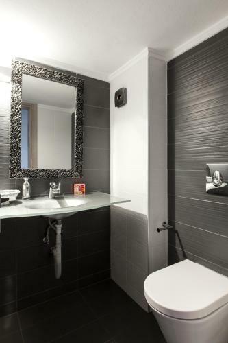 Cosmopolitan Sea View Apartment