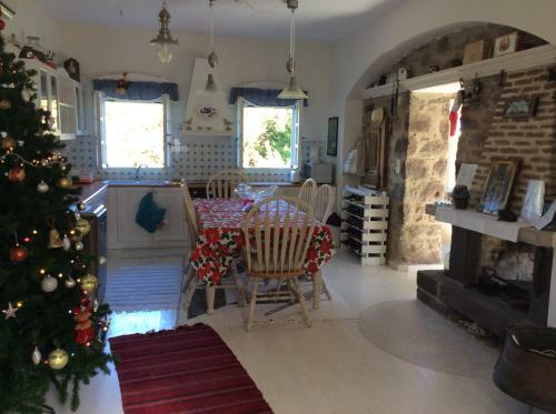 Lemon-lime Villas Poros
