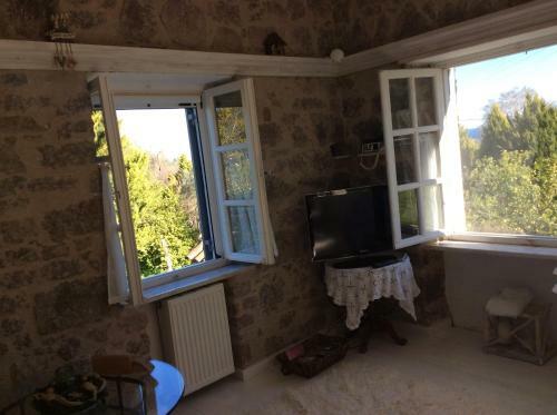 Lemon-lime Villas Poros