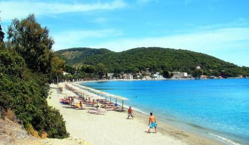 Lemon-lime Villas Poros