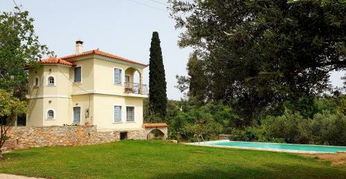Lemon-lime Villas Poros