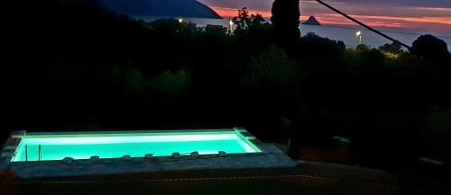 Lemon-lime Villas Poros
