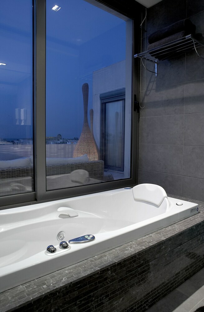 Hotel Angela Suites & Lobby