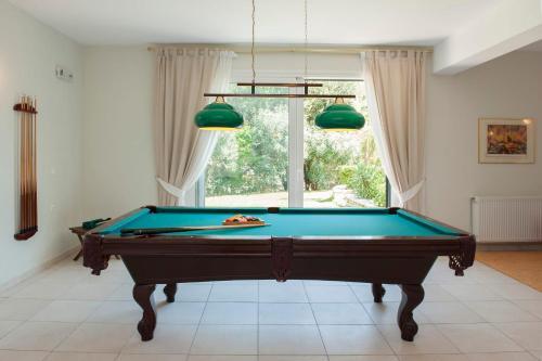 Nisaki Villa Sleeps 10 Pool Wifi
