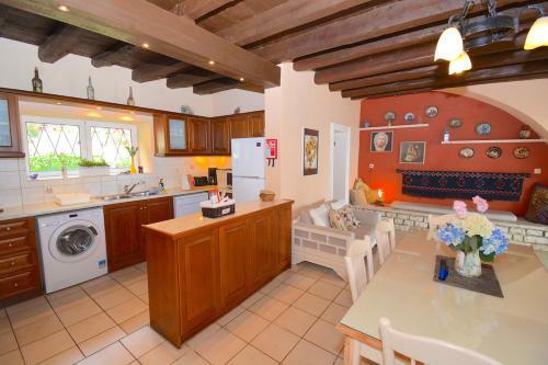 Villa Nissaki Olive Press And Cottage