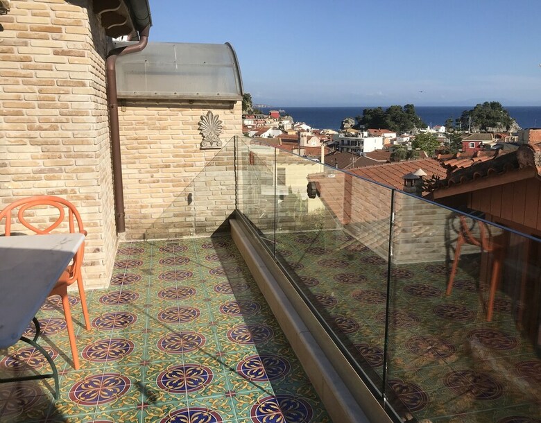 Hostal Leda Suites