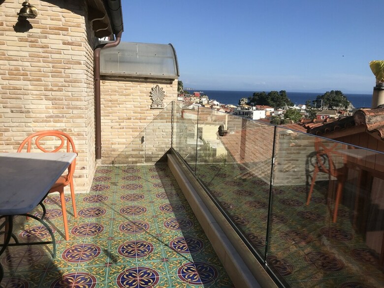 Hostal Leda Suites
