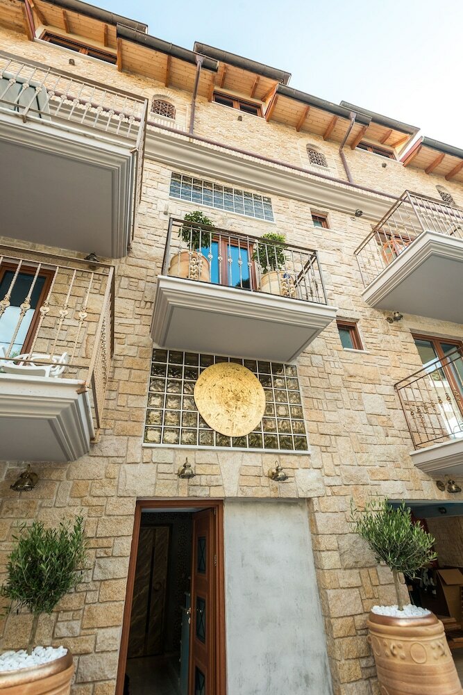 Hostal Leda Suites