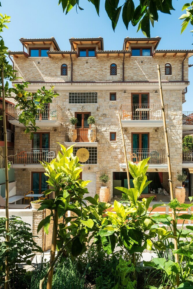 Hostal Leda Suites