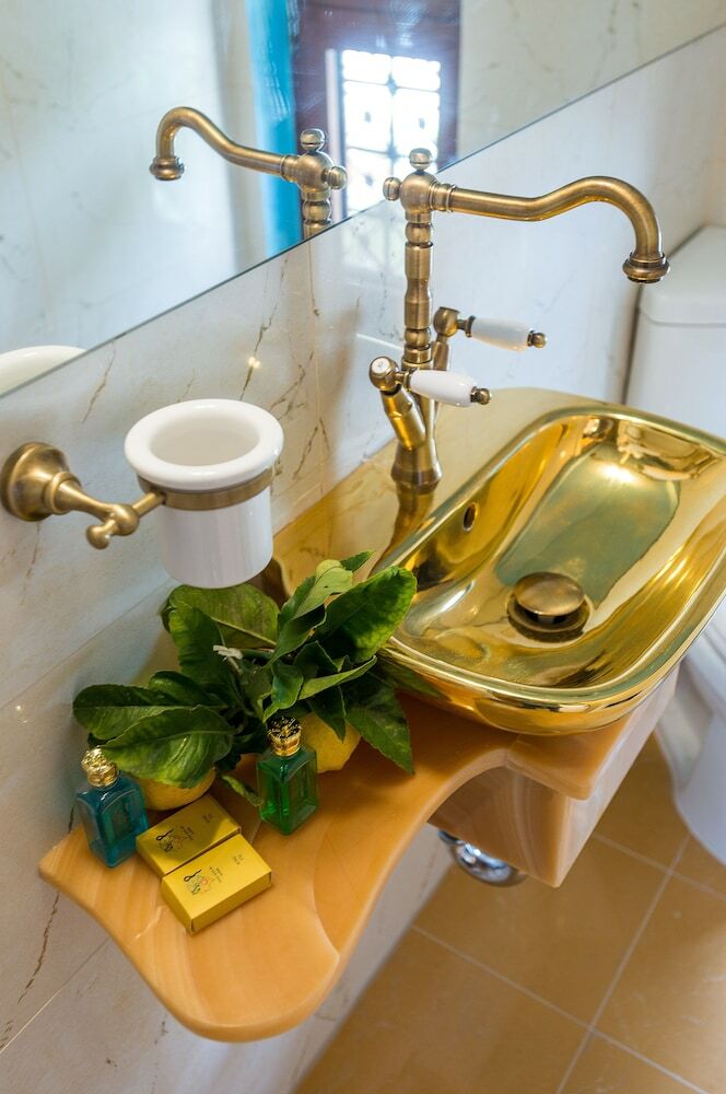 Hostal Leda Suites
