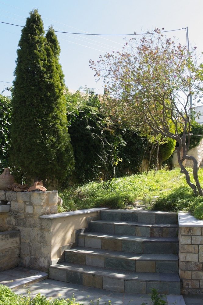 Dim Art Traditional Villa