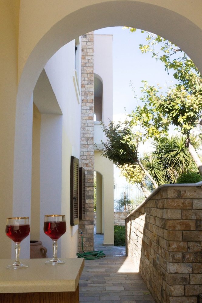 Dim Art Traditional Villa