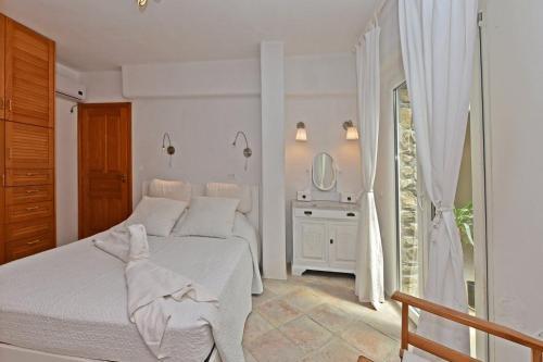 Mykonos Villa Sleeps 14 Pool Air Con