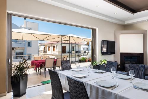 Evgenia?s Deluxe Apartment With Pool