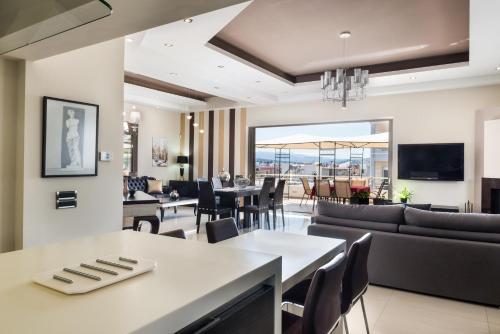 Evgenia?s Deluxe Apartment With Pool