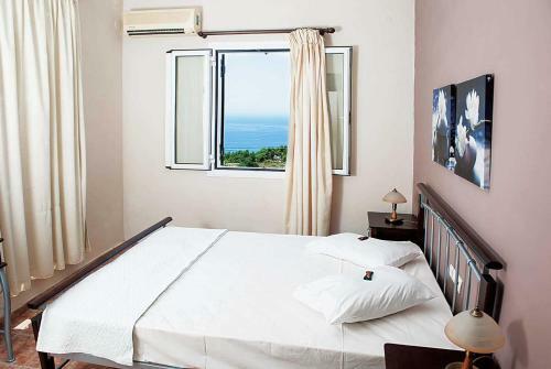 Lassi Villa Sleeps 6 Air Con Wifi