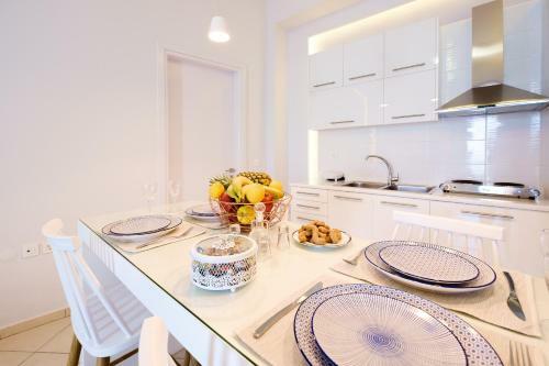 Cozy Home Steps From Old Port, Seafront & Parking