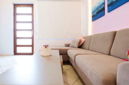 Cozy Home Steps From Old Port, Seafront & Parking