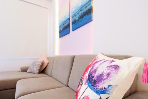 Cozy Home Steps From Old Port, Seafront & Parking