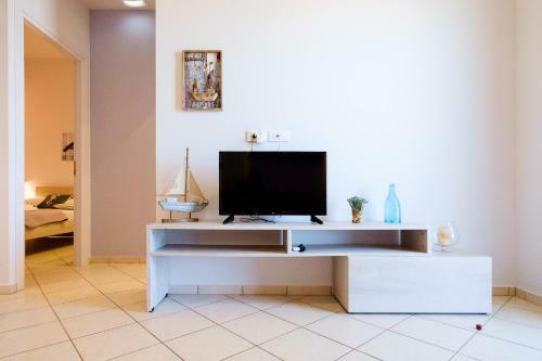 Cozy Home Steps From Old Port, Seafront & Parking